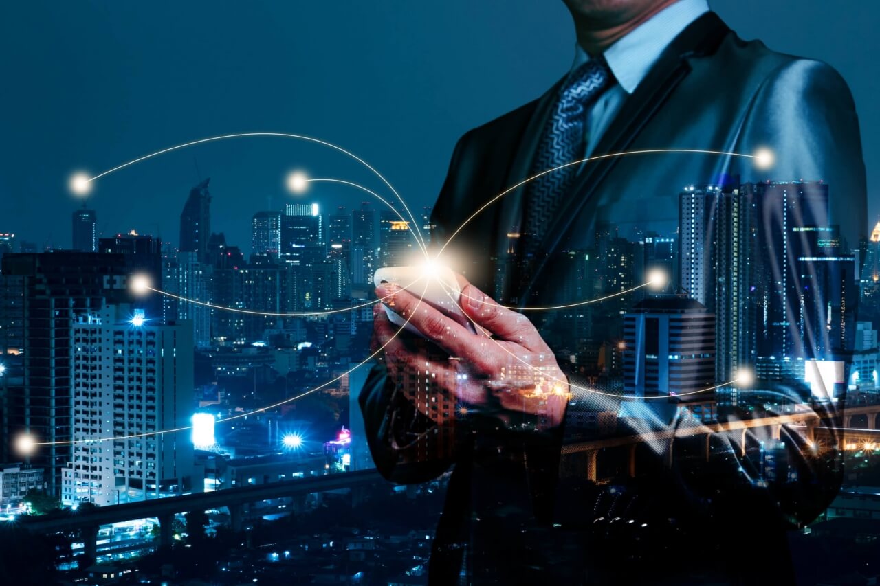 Business Intelligence Homem com celular conectado à cidade