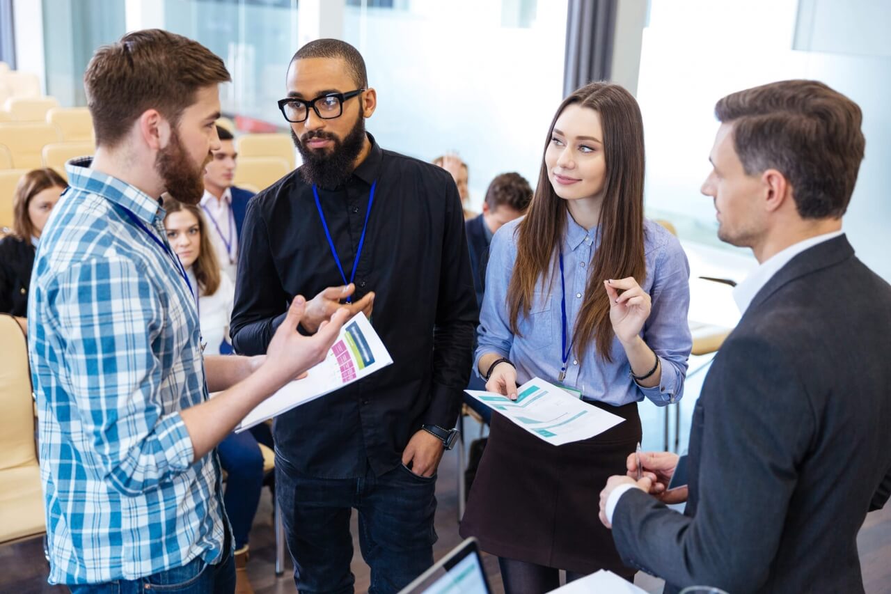 5 Vantagens do sistema para capital humano Grupo de pessoas reunidas