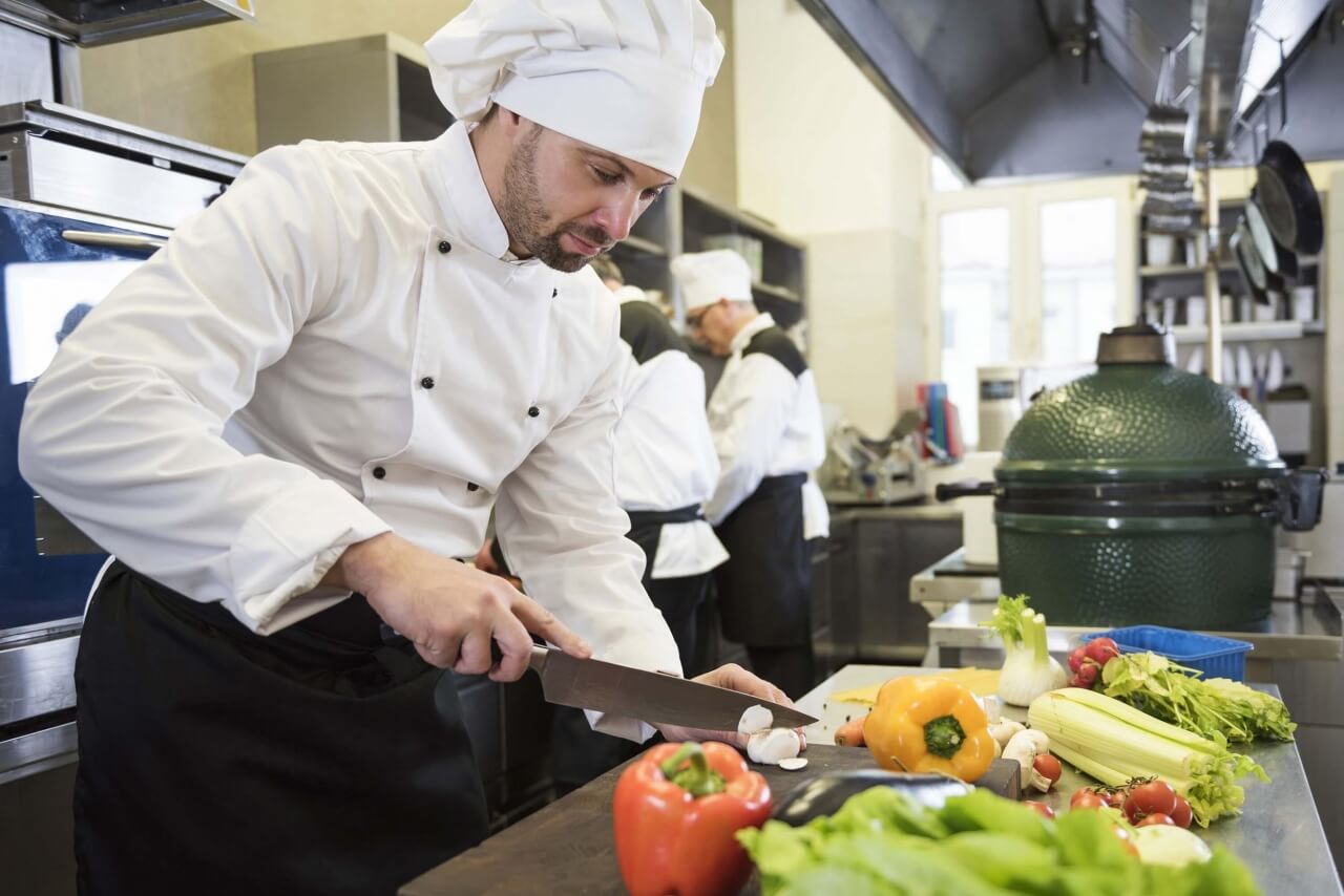 Planejamento de cardápio Chef preparando comida em uma cozinha de restaurante
