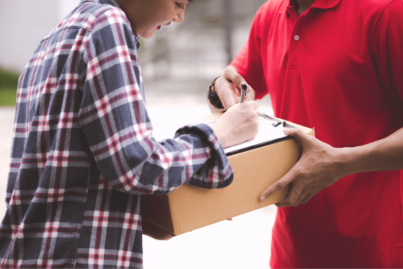 Como se tornar referência em delivery Pessoa assinando o termo de entrega para receber um pedido